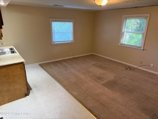1721 Model Rd, Louisville, KY 40216