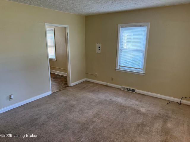 1721 Model Rd, Louisville, KY 40216