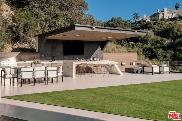19378 Lemmer Drive, Tarzana, CA 91356