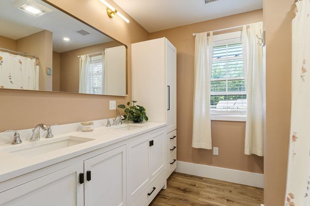 42 Old Centre Road, Deerfield, NH 03037