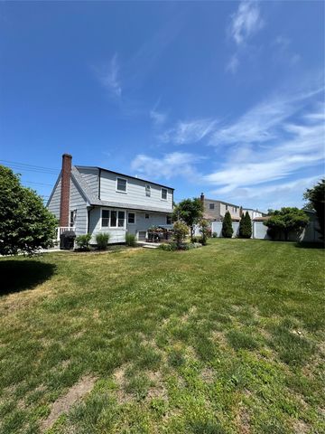 338 Carnation Road, West Islip, NY 11795