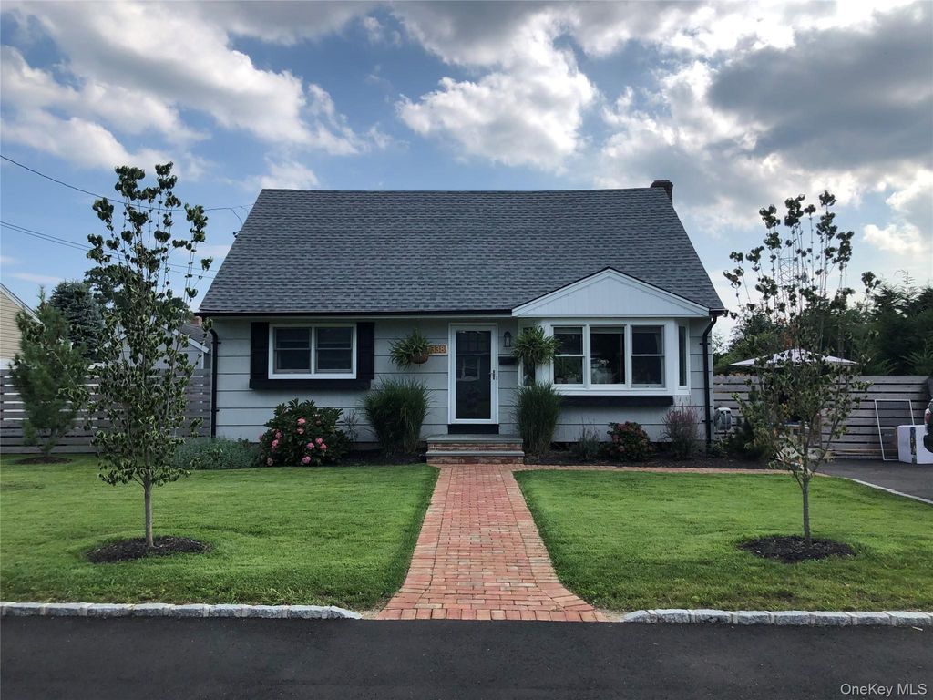 338 Carnation Road, West Islip, NY 11795