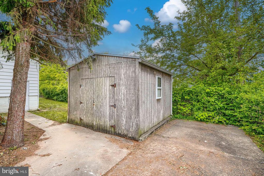 Image 4 of property listing at 3140 E JOPPA RD, Baltimore, MD 21234
