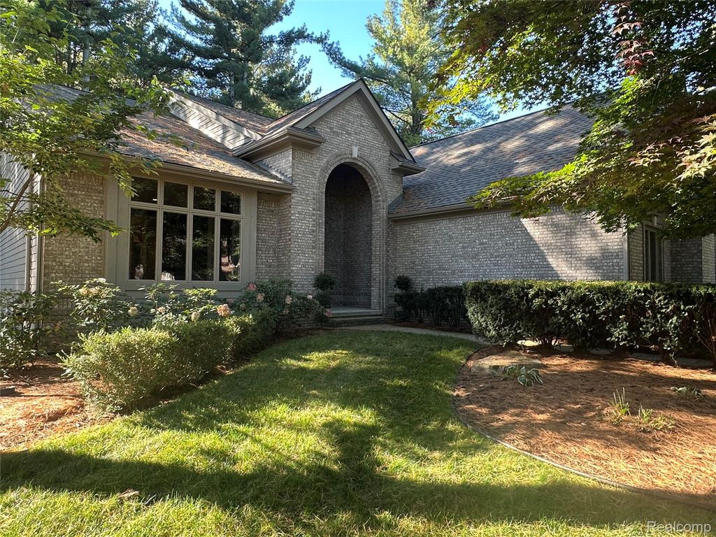 9112 Roger Scott, Hamburg Township, MI 48116