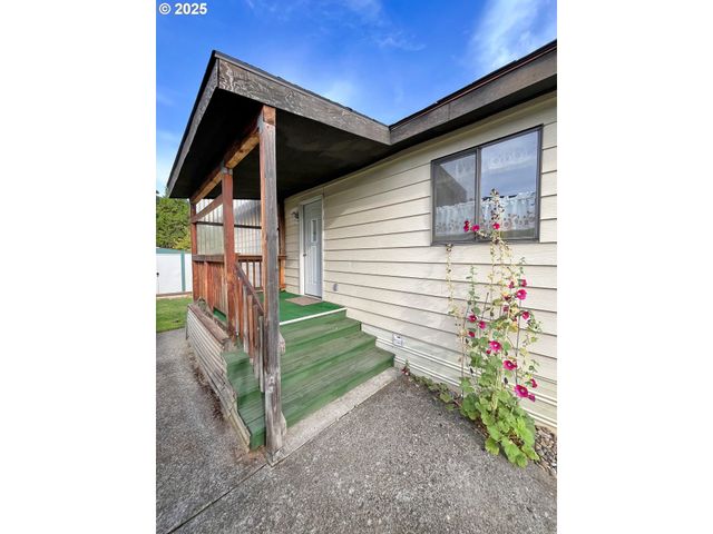 1267 Tucker Rd 20, Hood River, OR 97031