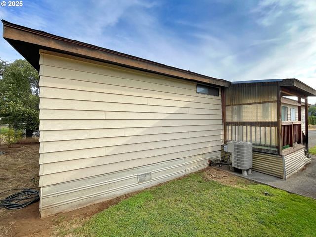 1267 Tucker Rd 20, Hood River, OR 97031