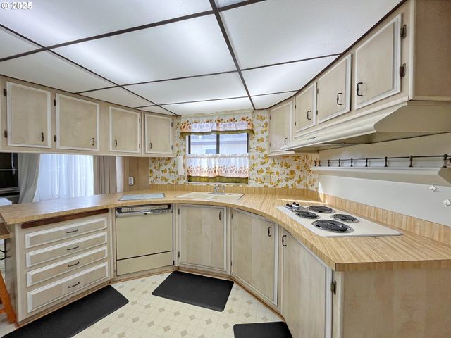 1267 Tucker Rd 20, Hood River, OR 97031