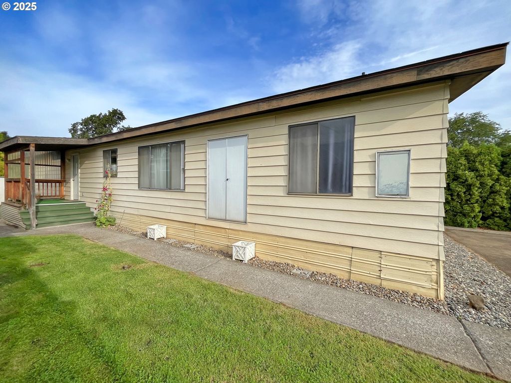 1267 Tucker Rd 20, Hood River, OR 97031