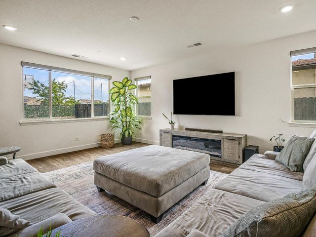 9882 Summerton Way, Elk Grove, CA 95624