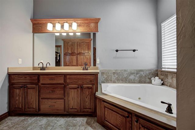 10501 Joseph Way, Yukon, OK 73099