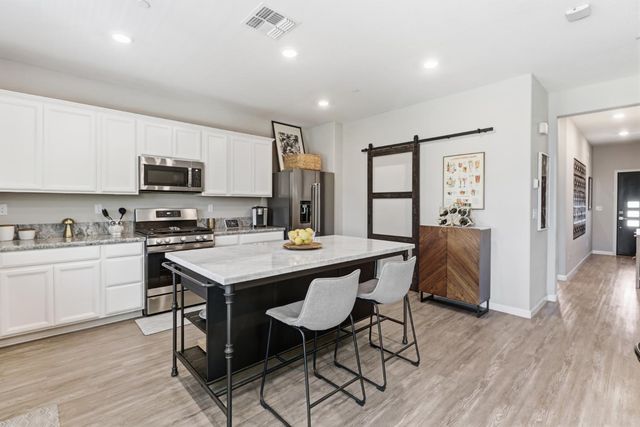 8256 Schellhous Dr, Roseville, CA 95747