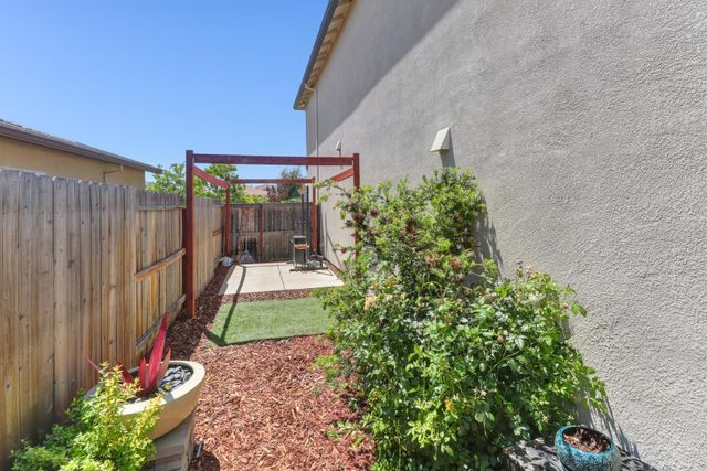 8256 Schellhous Dr, Roseville, CA 95747