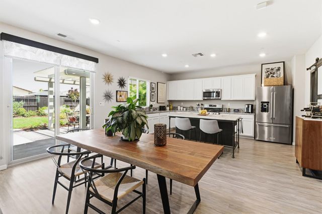 8256 Schellhous Dr, Roseville, CA 95747