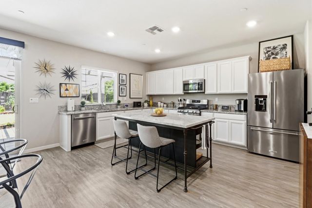 8256 Schellhous Dr, Roseville, CA 95747