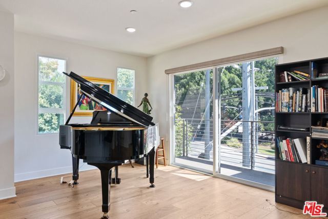 2780 N Wright Lane, Los Angeles, CA 90068