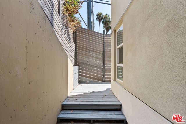 2780 N Wright Lane, Los Angeles, CA 90068