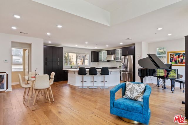 2780 N Wright Lane, Los Angeles, CA 90068