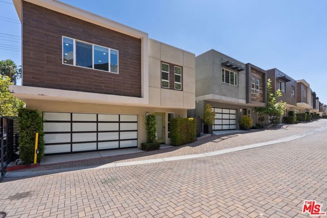 2780 N Wright Lane, Los Angeles, CA 90068