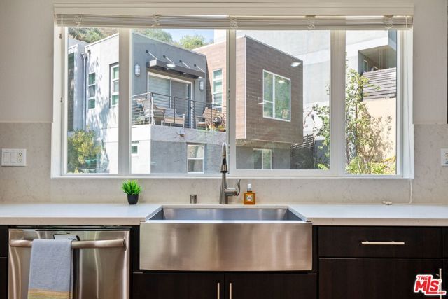 2780 N Wright Lane, Los Angeles, CA 90068