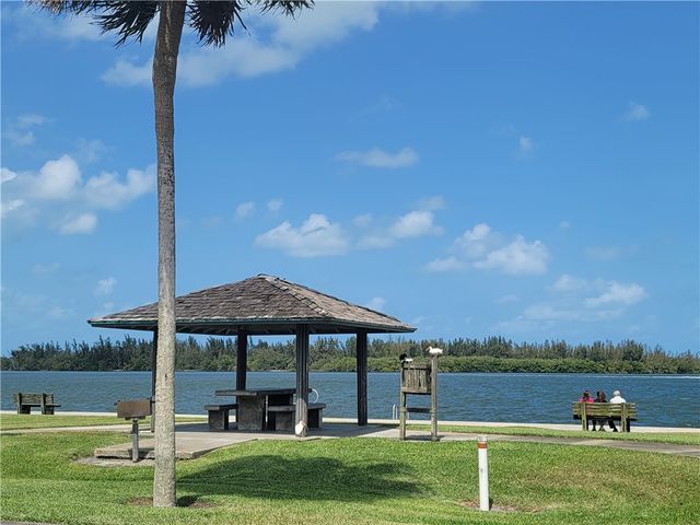 1905 Robalo Drive, Vero Beach, FL 32960