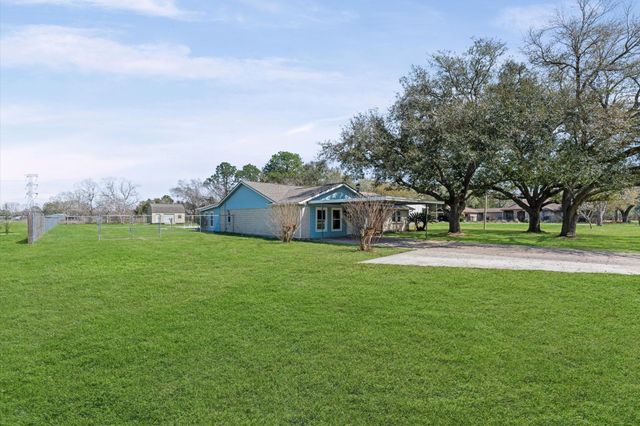 3082 County Road 536, Alvin, TX 77511