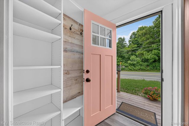 407 Broadway, Springfield Charter Township, MI 48350