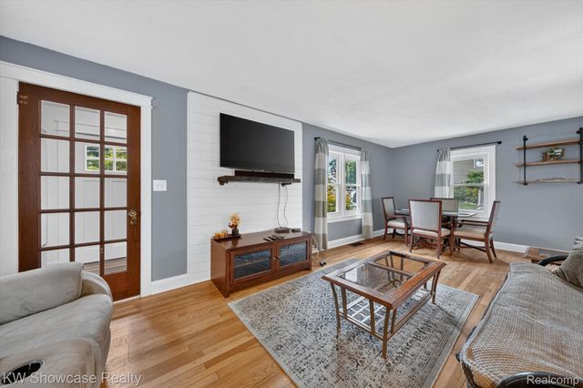 407 Broadway, Springfield Charter Township, MI 48350