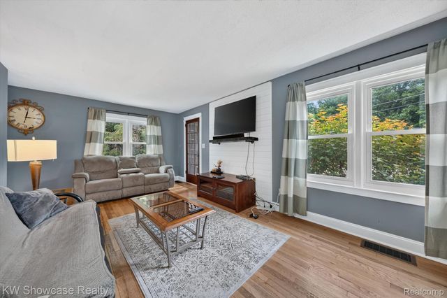 407 Broadway, Springfield Charter Township, MI 48350