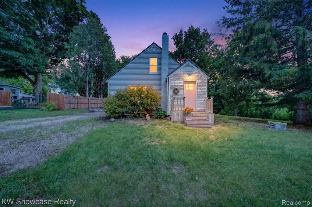 407 Broadway, Springfield Charter Township, MI 48350