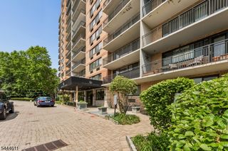 60 Parkway Dr, East Orange City, NJ 07017
