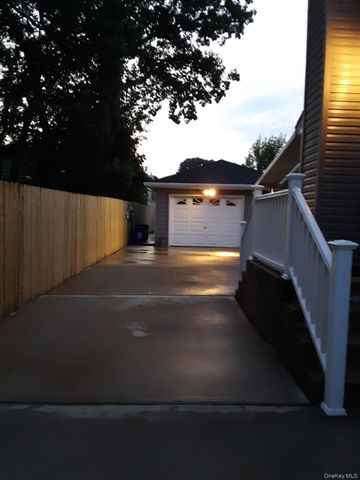 89 Parliament Place, North Babylon, NY 11703