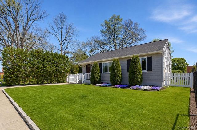 89 Parliament Place, North Babylon, NY 11703