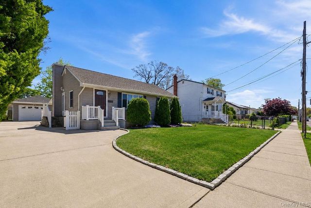 89 Parliament Place, North Babylon, NY 11703