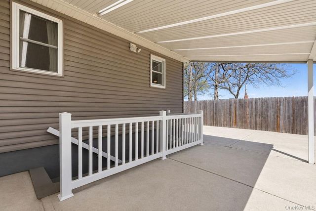 89 Parliament Place, North Babylon, NY 11703
