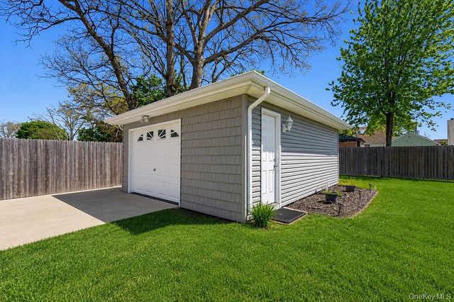89 Parliament Place, North Babylon, NY 11703