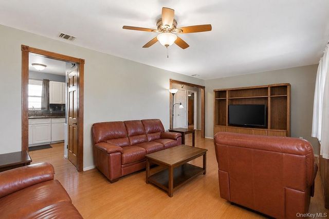 89 Parliament Place, North Babylon, NY 11703