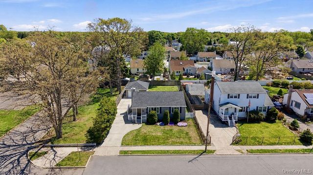 89 Parliament Place, North Babylon, NY 11703