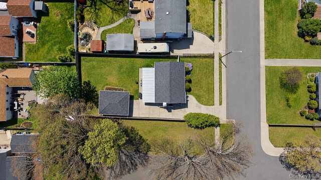 89 Parliament Place, North Babylon, NY 11703