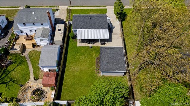 89 Parliament Place, North Babylon, NY 11703