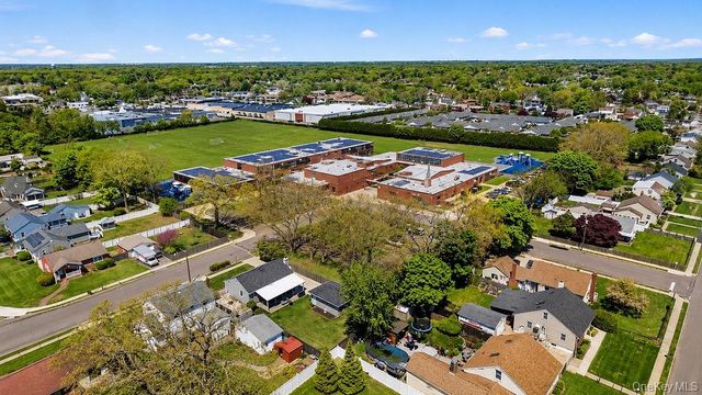 89 Parliament Place, North Babylon, NY 11703