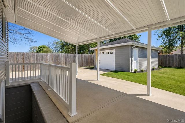 89 Parliament Place, North Babylon, NY 11703