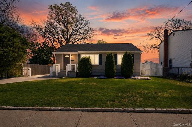 89 Parliament Place, North Babylon, NY 11703