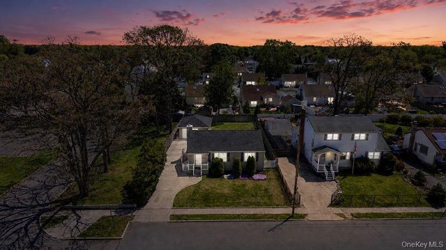 89 Parliament Place, North Babylon, NY 11703