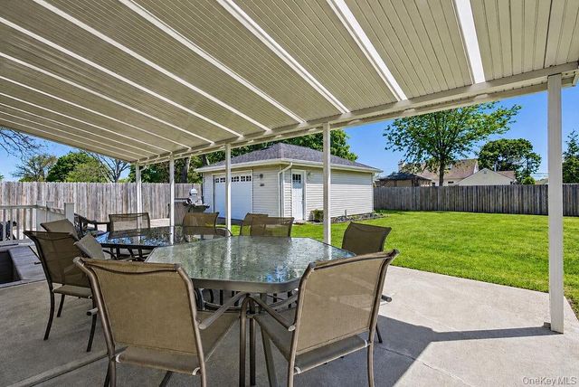 89 Parliament Place, North Babylon, NY 11703