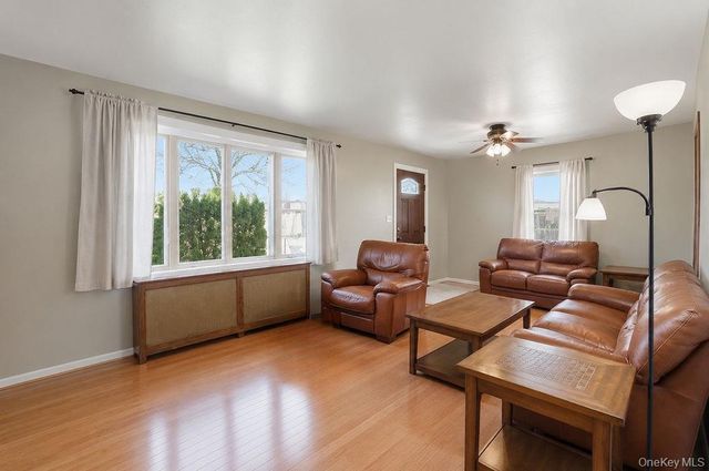 89 Parliament Place, North Babylon, NY 11703