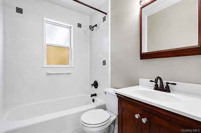 89 Parliament Place, North Babylon, NY 11703