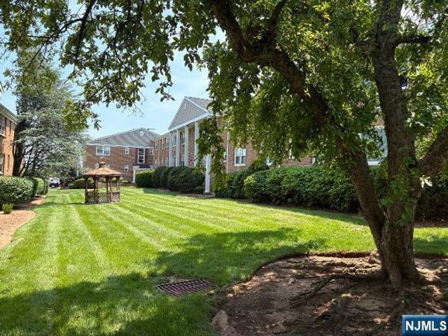 605 Grove L13, Clifton, NJ 07013