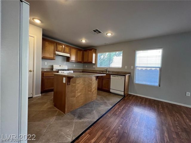 7320 Camden Pine Avenue, Las Vegas, NV 89129