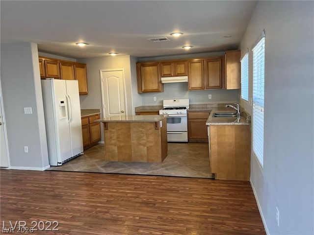 7320 Camden Pine Avenue, Las Vegas, NV 89129
