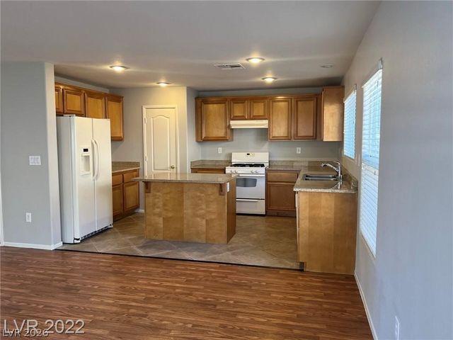 7320 Camden Pine Avenue, Las Vegas, NV 89129